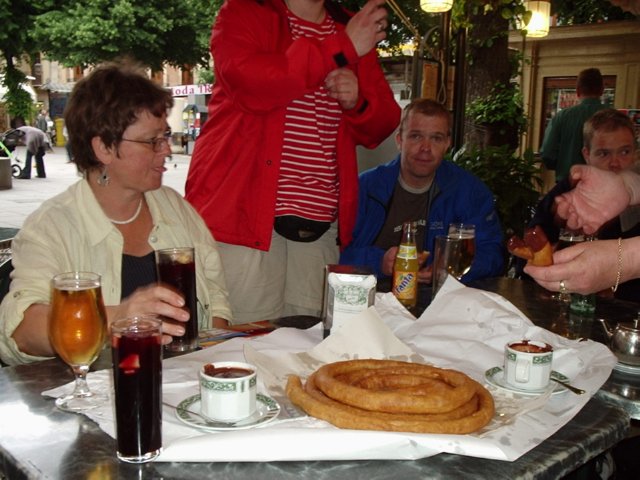 P5240282  Churros eten Hannie, Marc en Remco  - Plaza Bib Rambla - Granada